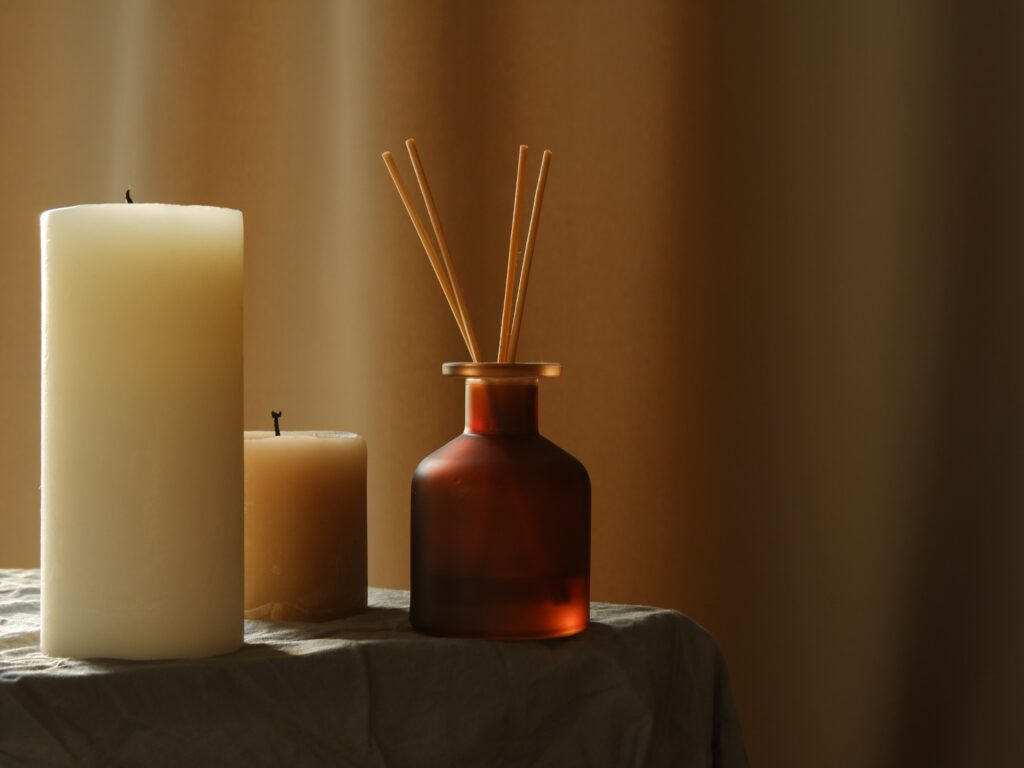 Velas y palitos aromatizantes, crean una excelente decoración y ambientación para tu hogar